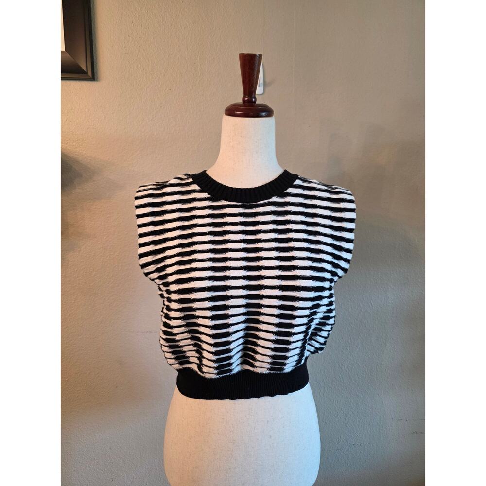 Lucy Paris Women's Cropped Sleeveless Sweater SZ Medium Chic Modern